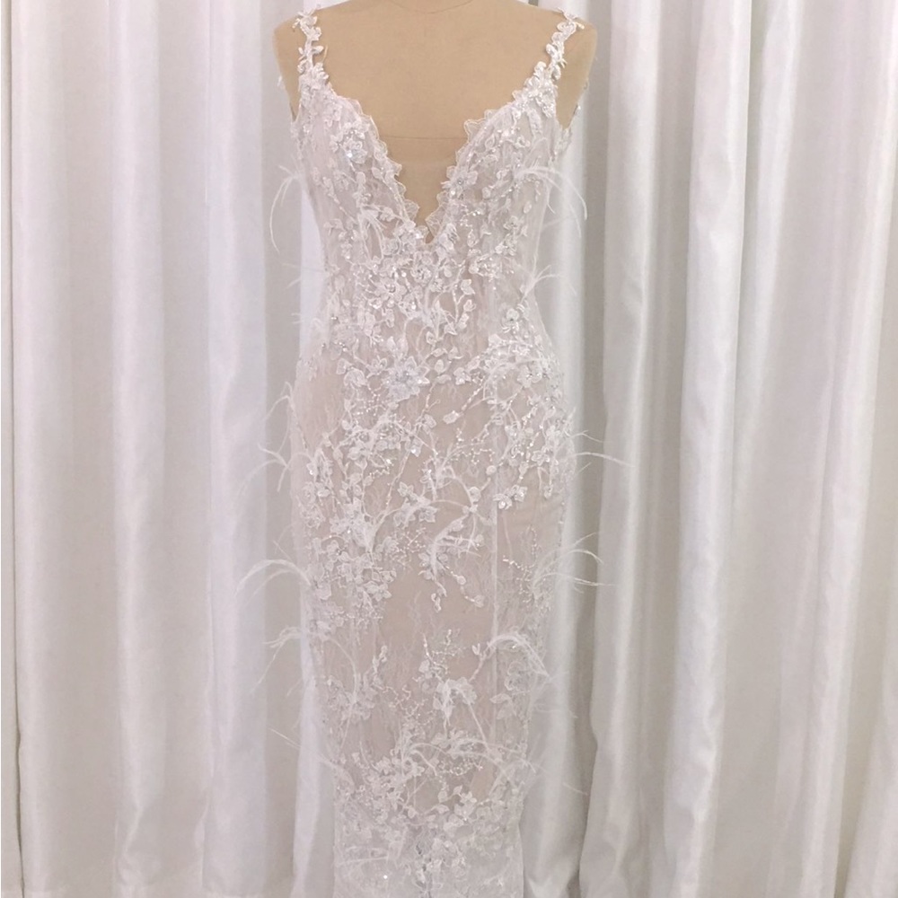 Couture Wedding/Réception White Dress with Sequins and Ostrich Feathers